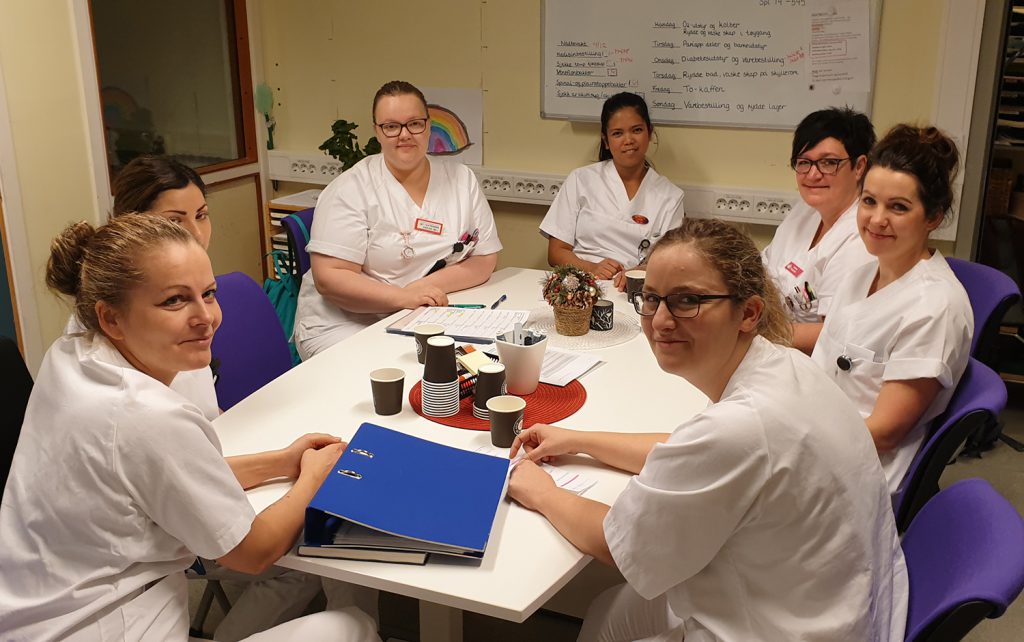 En gruppe mennesker i hvite skjorter