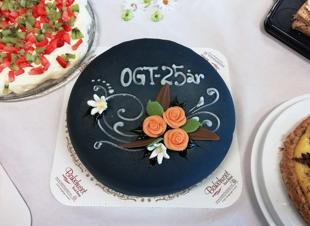 En kake med blomsterdesign