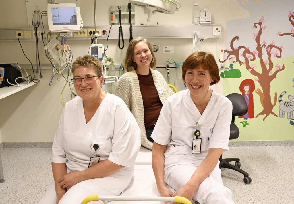 En gruppe mennesker i hvite laboratoriefrakker