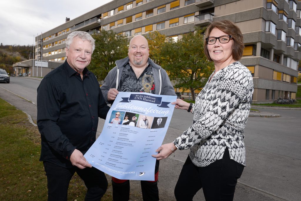 En gruppe mennesker som holder et skilt