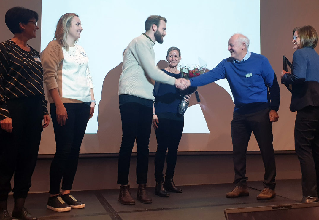 En gruppe mennesker som står på en scene