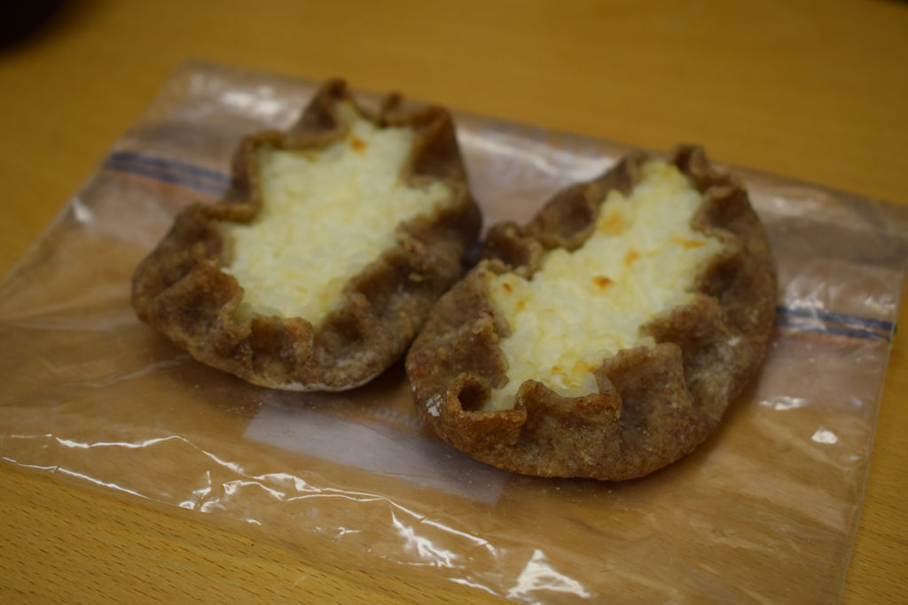 Et par bakverk på et bord