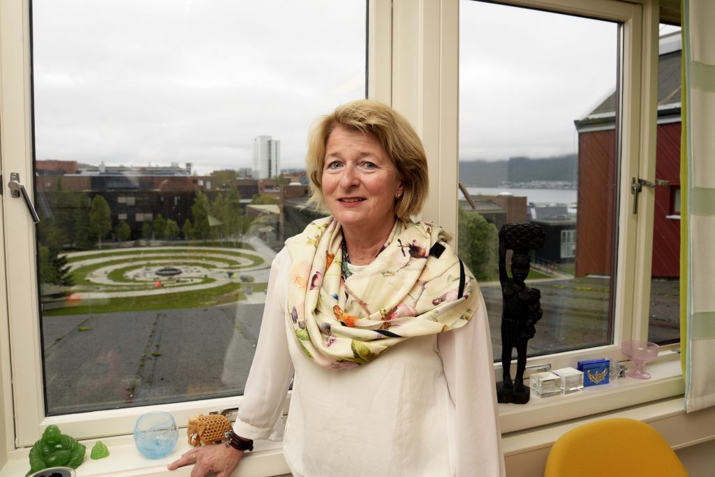 En person som sitter ved et bord