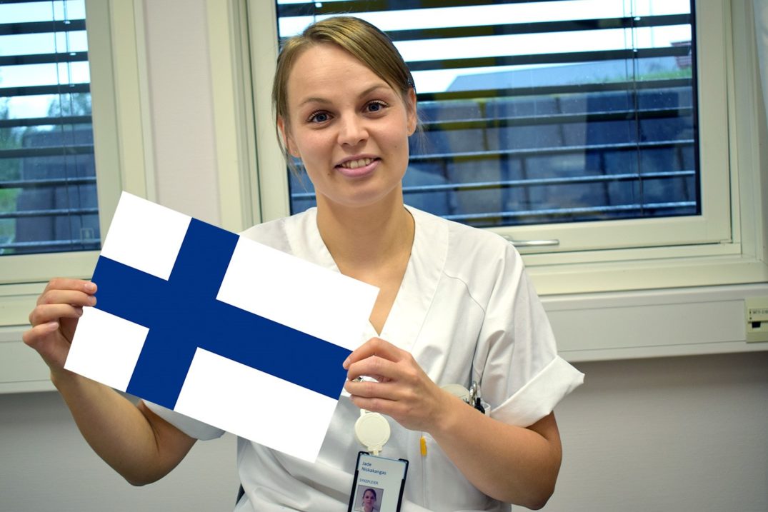 En kvinne som holder et papir