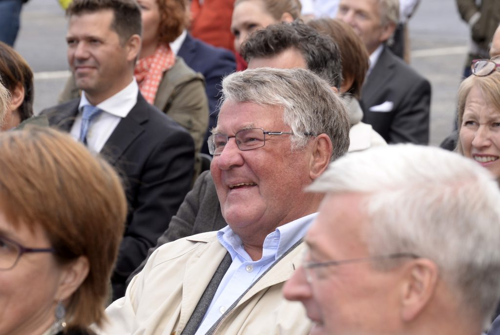 En gruppe mennesker i en folkemengde