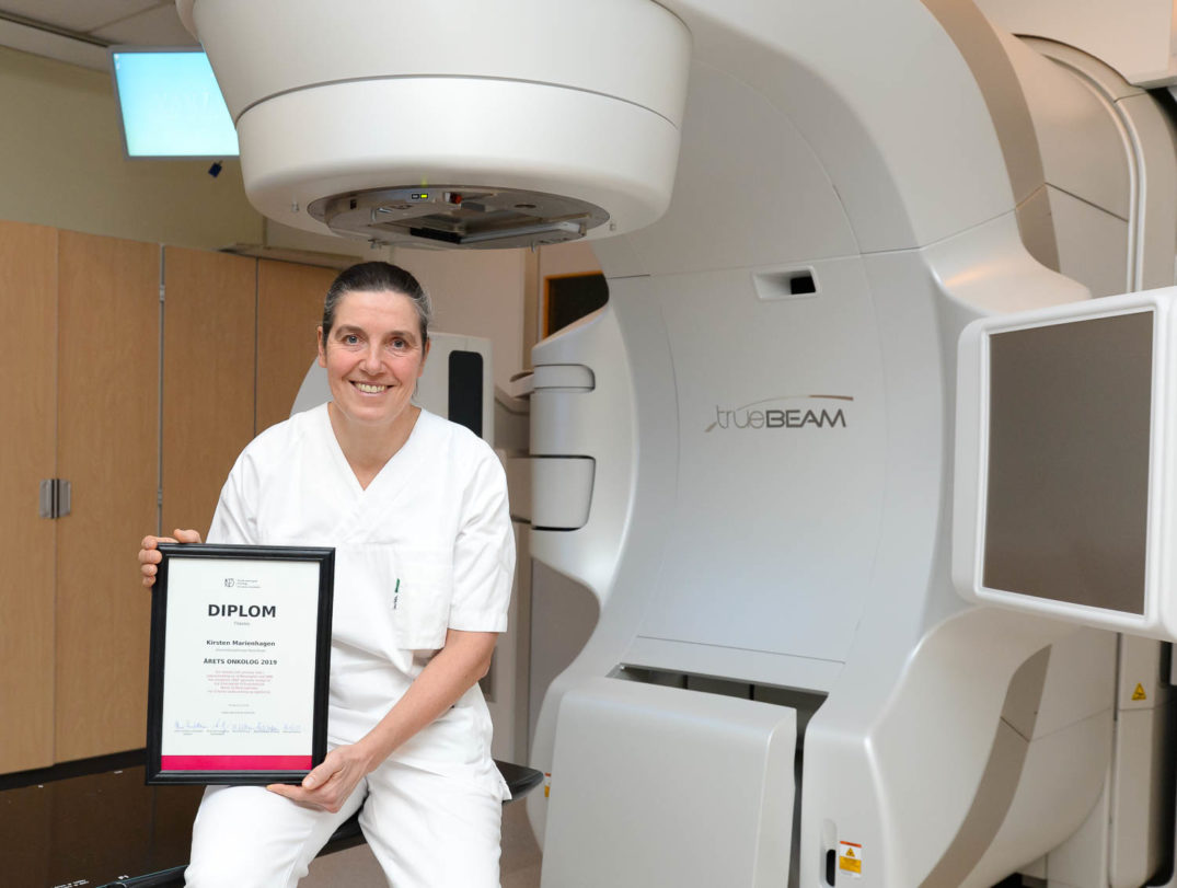 En mann som holder et sertifikat