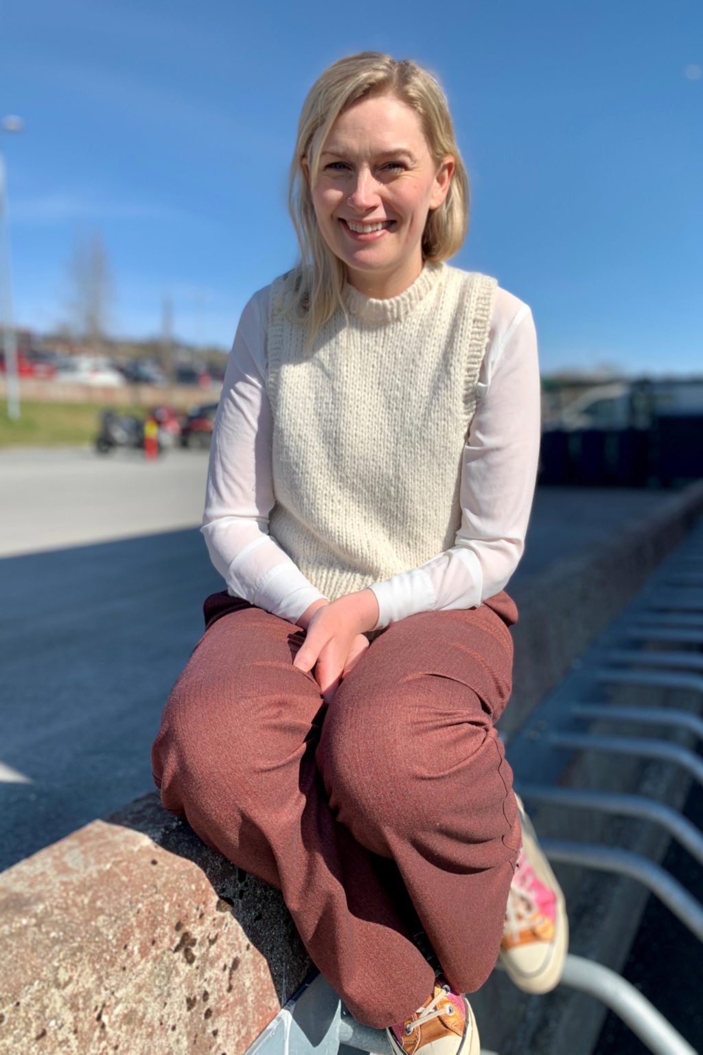 En person som sitter på en stein