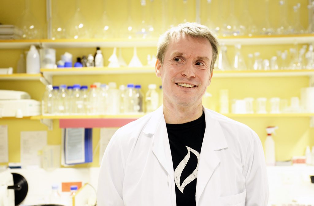 En mann iført hvit frakk