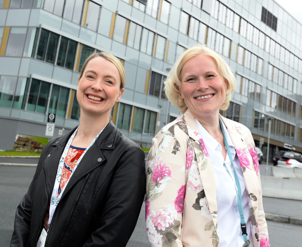 Et par kvinner som smiler