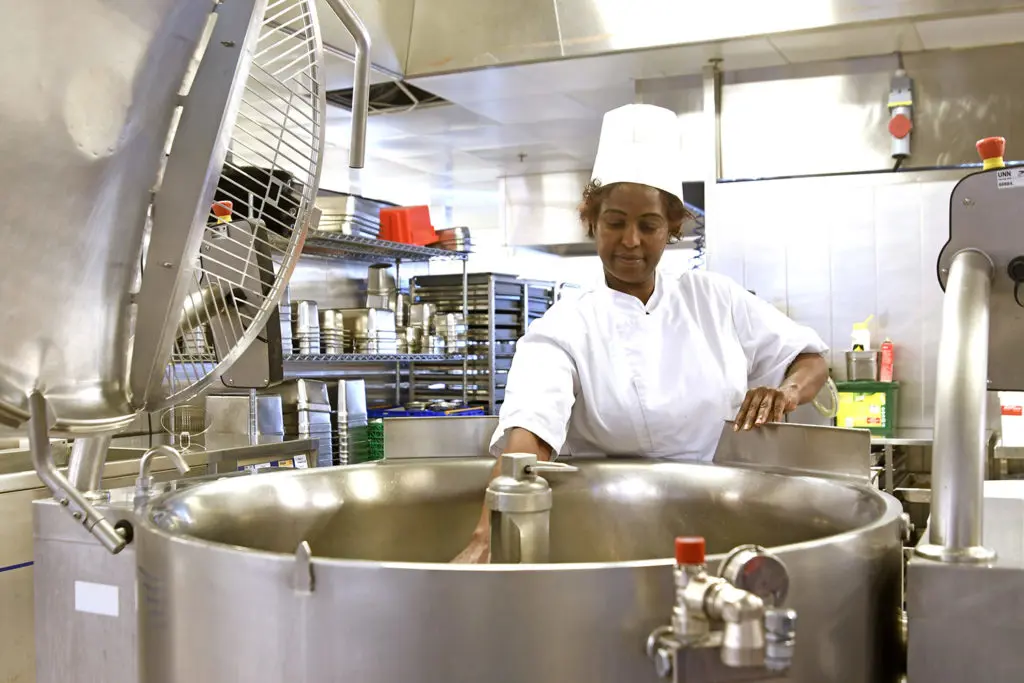 En kokk på et kjøkken