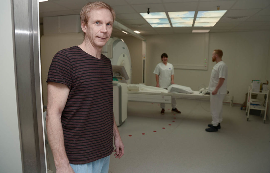 En person som står i et sykehusrom