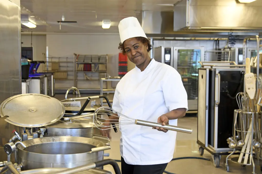 En kokk på et kjøkken