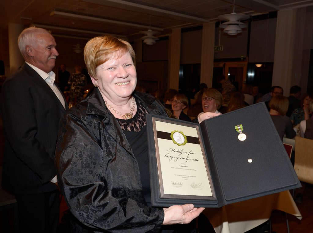 En person som holder en laptop