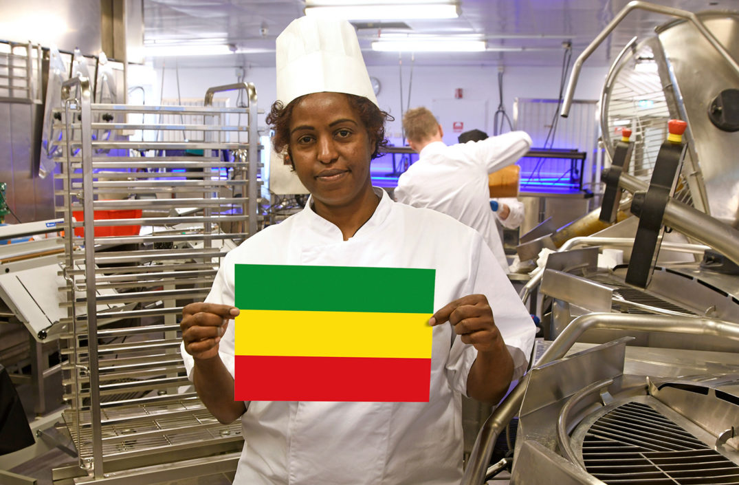 En person som holder en mappe