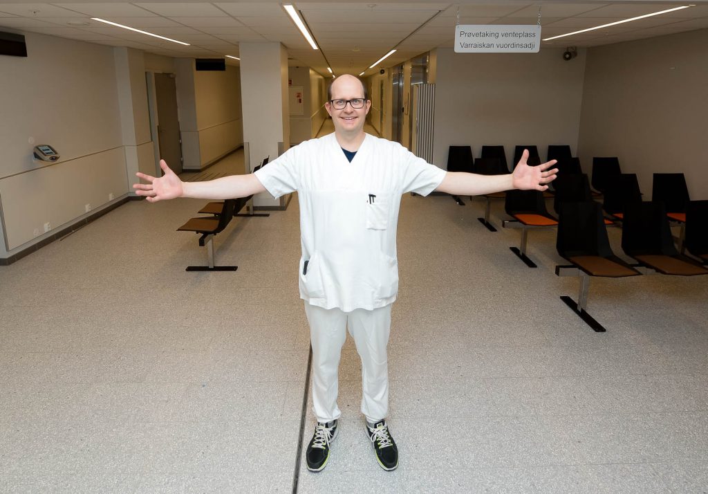 En mann i hvit dress