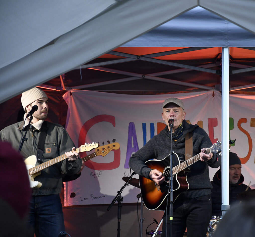 En gruppe menn som spiller gitarer