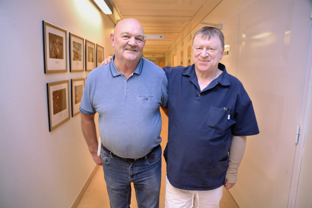 Et par menn som poserer for kameraet