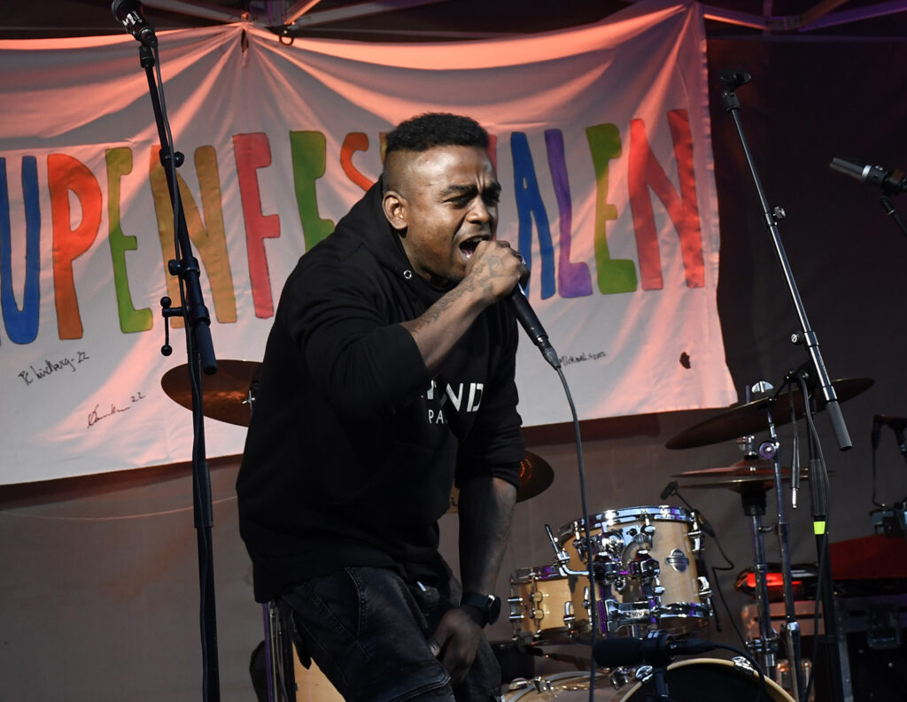 En mann som synger inn i en mikrofon