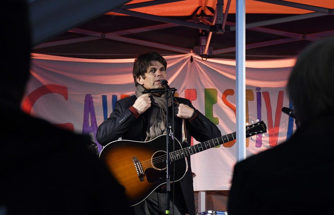 En person som spiller gitar