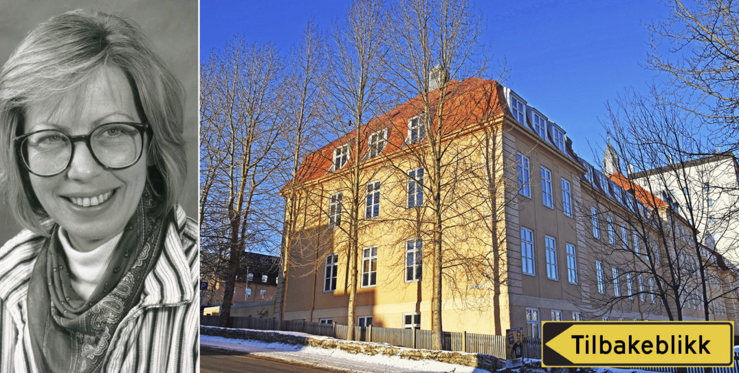 En person som smiler foran en bygning