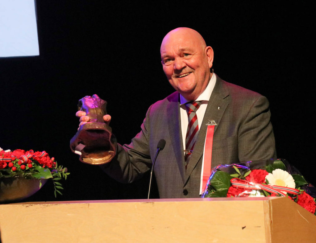 En mann i dress og slips