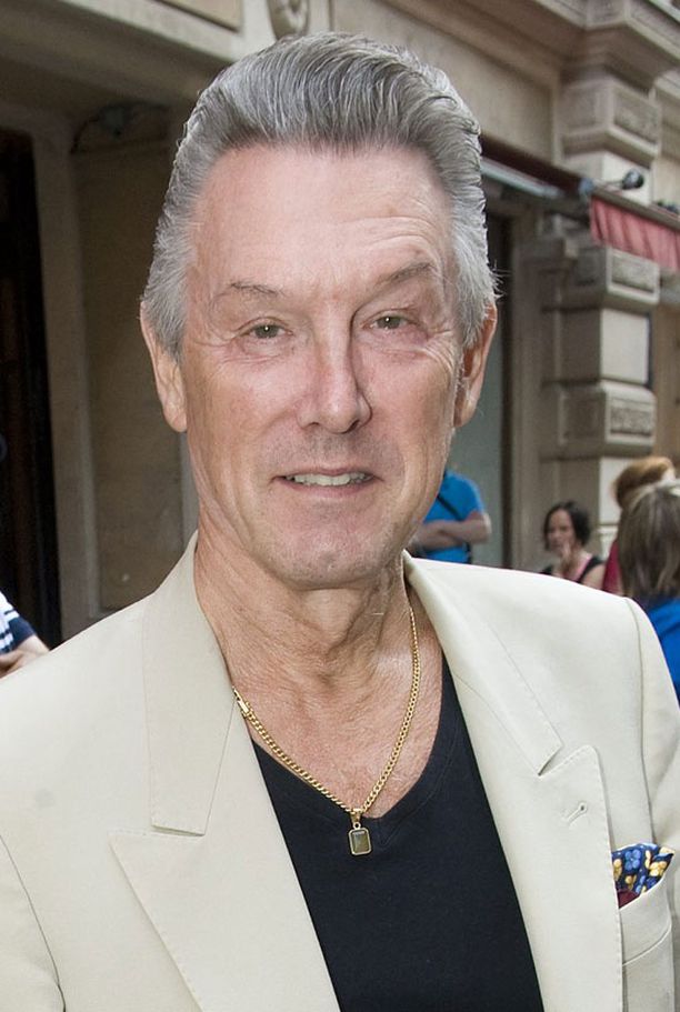 En mann med grått hår