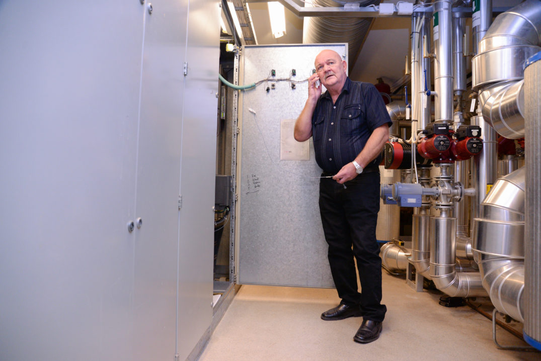 En mann som står i et rom med store maskiner