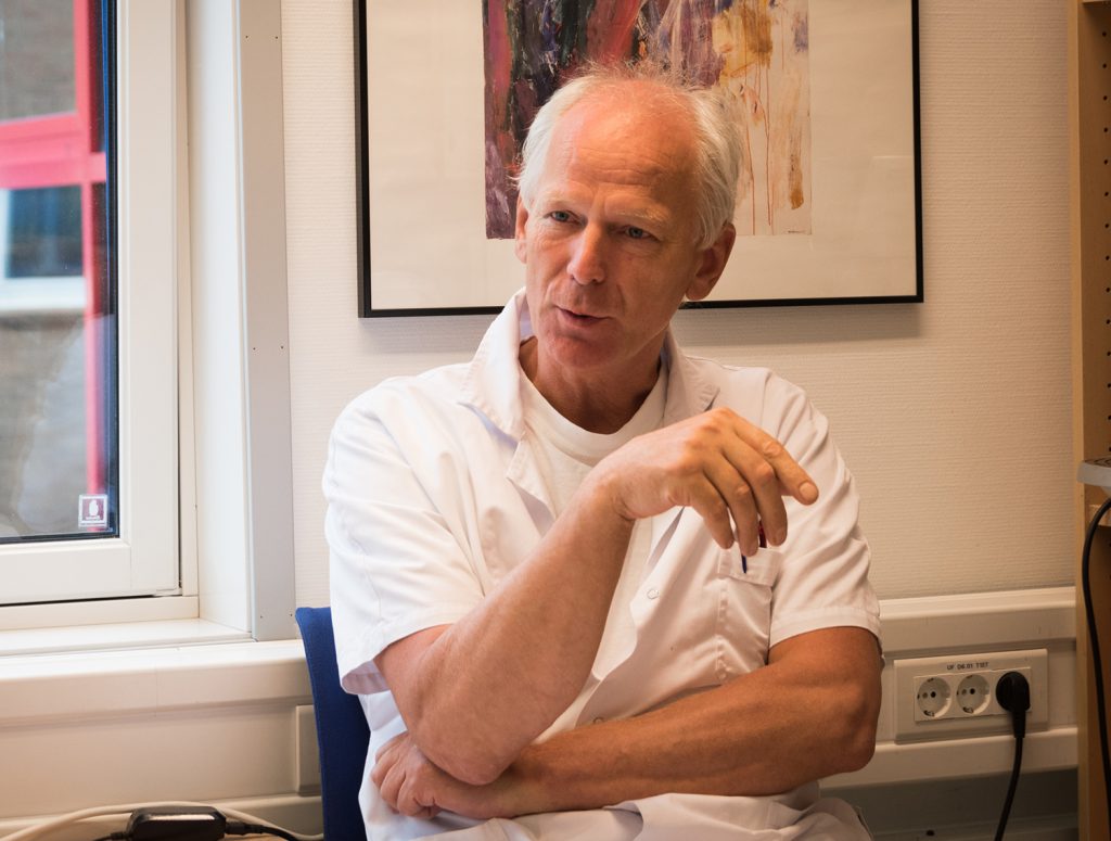 En mann som sitter i en stol