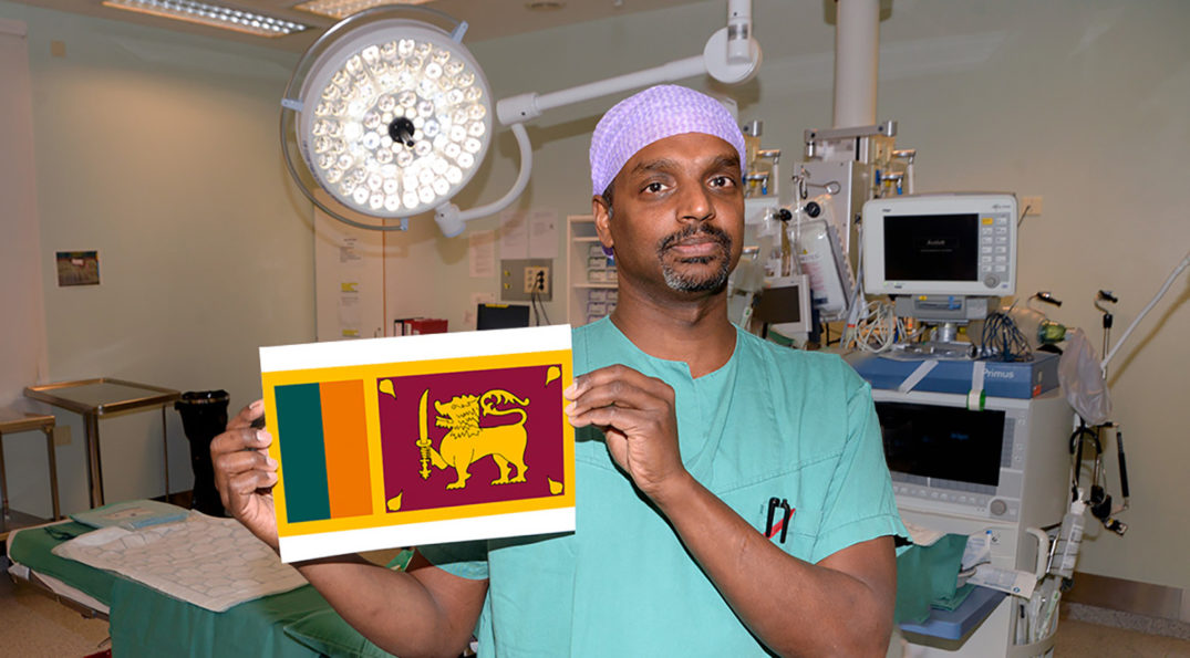 En person som holder en bok