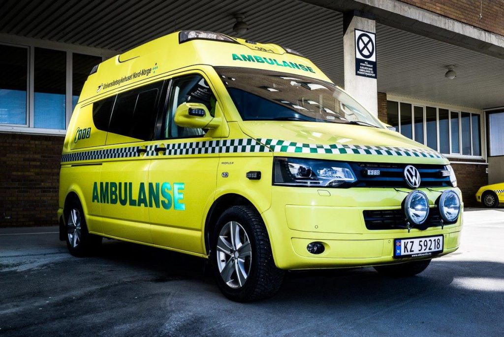 En gul og grønn varebil