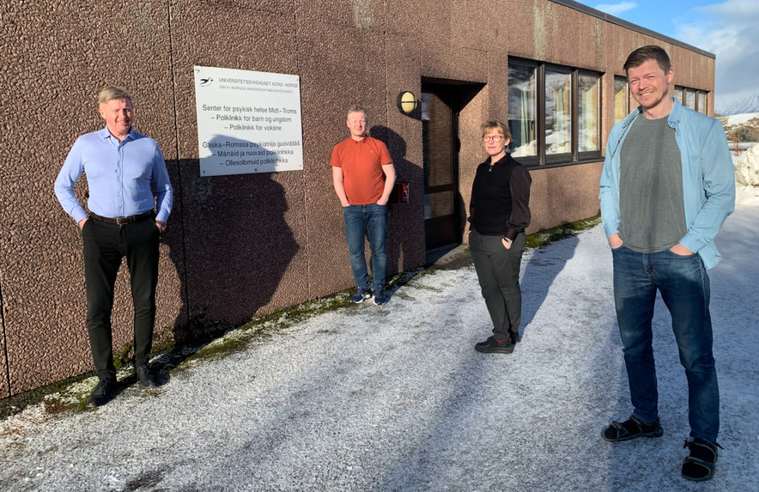 En gruppe mennesker som står utenfor en bygning