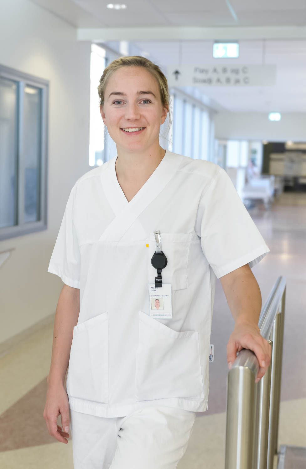 En person iført hvit laboratoriefrakk