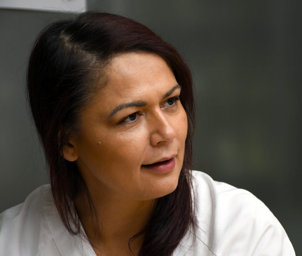 En kvinne med mørkt hår