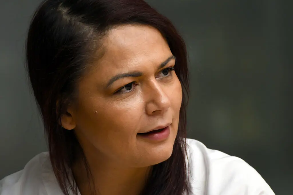 En kvinne med mørkt hår