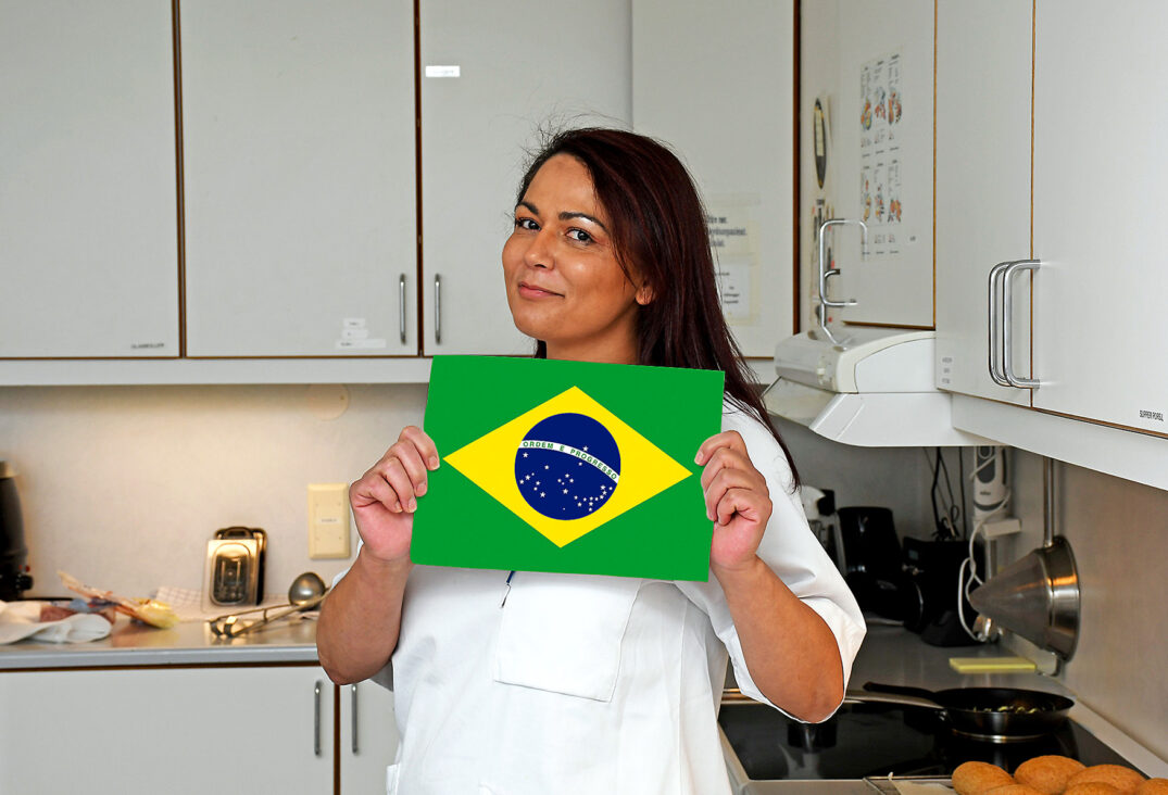 En kvinne som holder et skilt