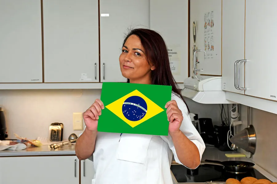 En kvinne som holder et skilt