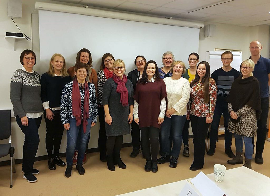 En gruppe mennesker som poserer for et bilde