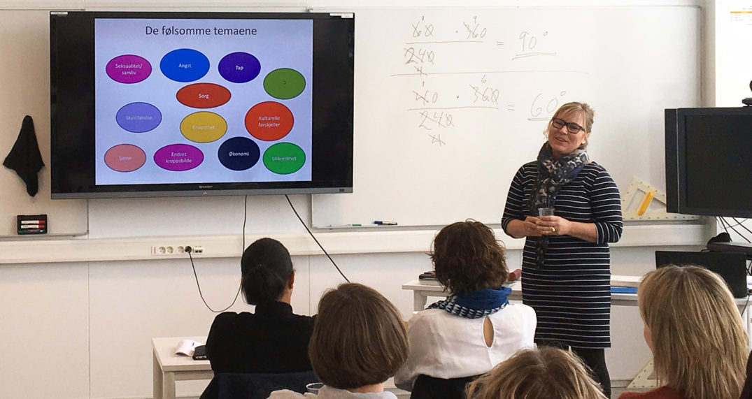 En person som underviser en klasse