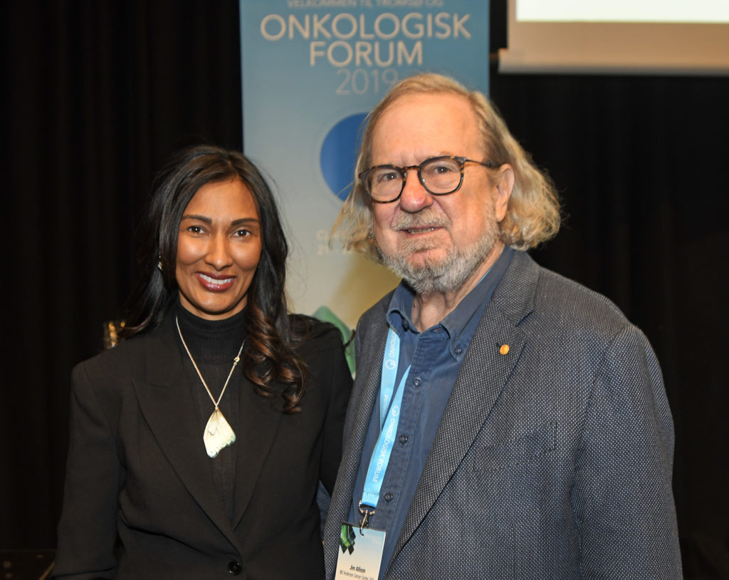 En mann og en kvinne som poserer for et bilde