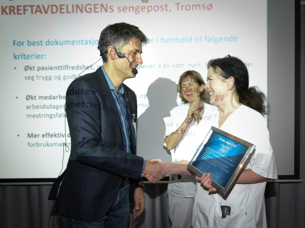 Prosjektleder Berit Sletten tok imot KVAM-prisen for 2016 på vegne av Kreftavdelinga.