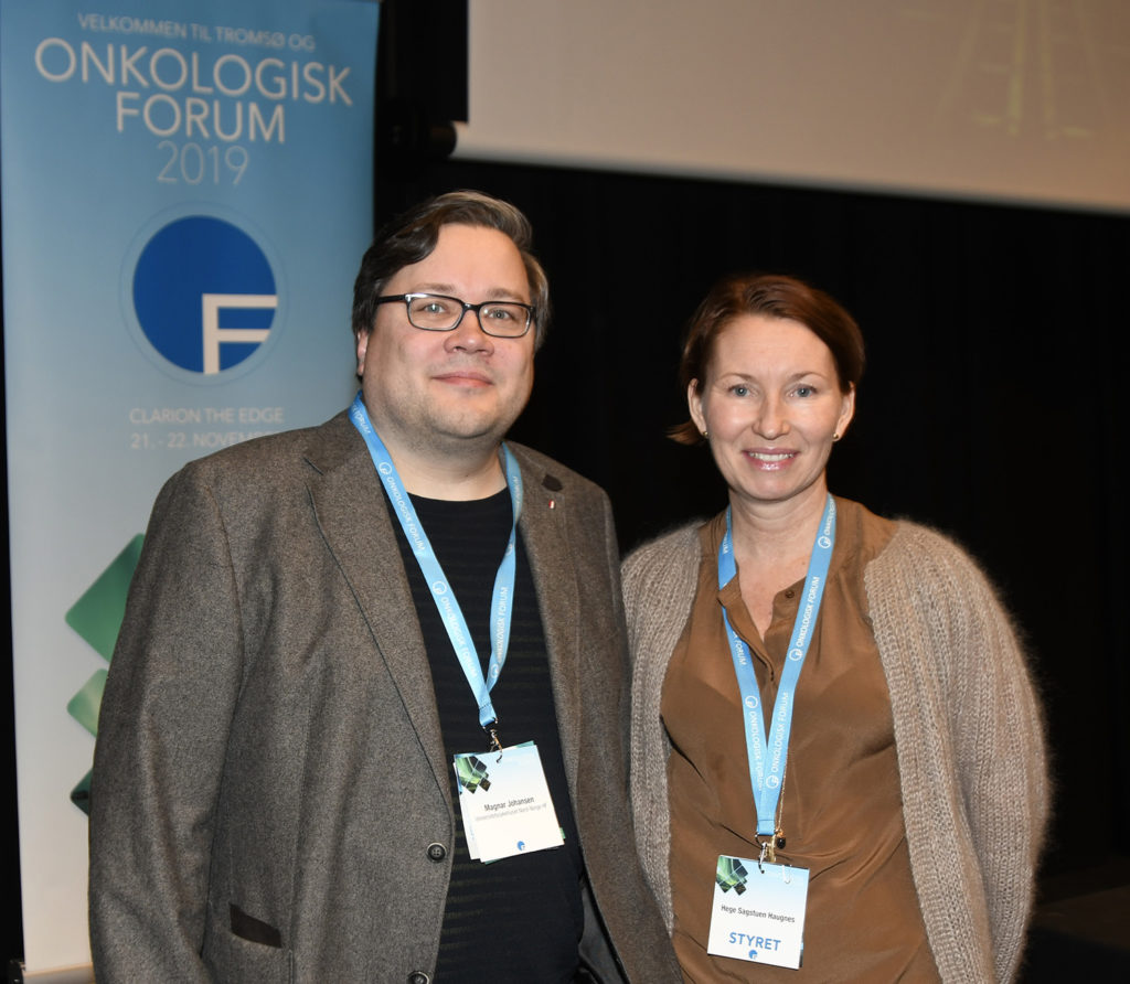 En mann og en kvinne poserer for et bilde