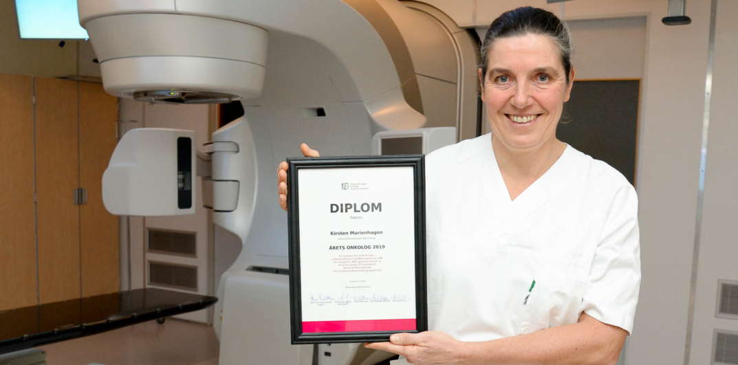 En mann som holder en tavle