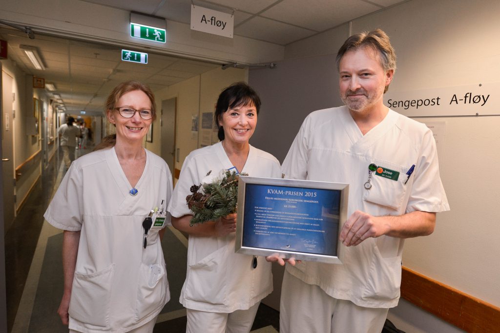 En gruppe mennesker som holder en plakett