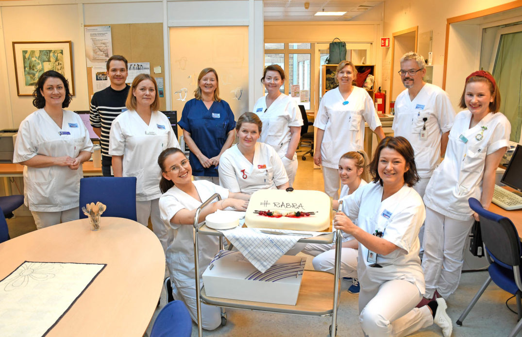 En gruppe mennesker i hvite skjorter