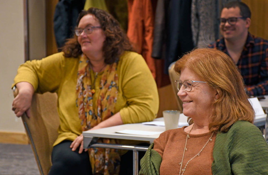 Noen få kvinner som sitter ved et bord