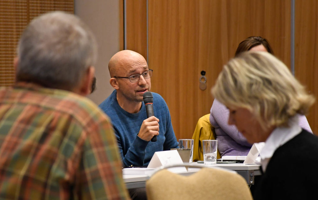 En person som snakker inn i en mikrofon