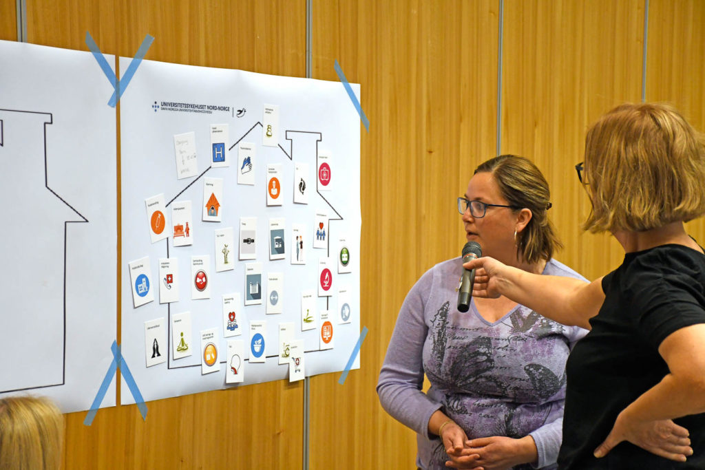 En person som snakker inn i en mikrofon