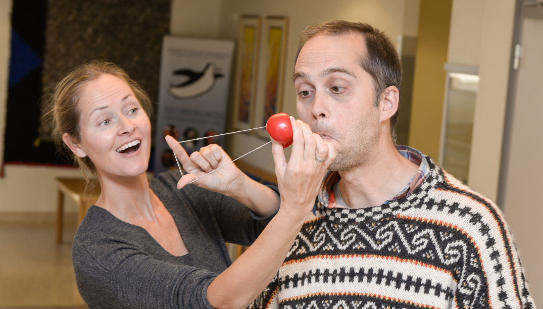 En mann og en kvinne som holder en rød ballong
