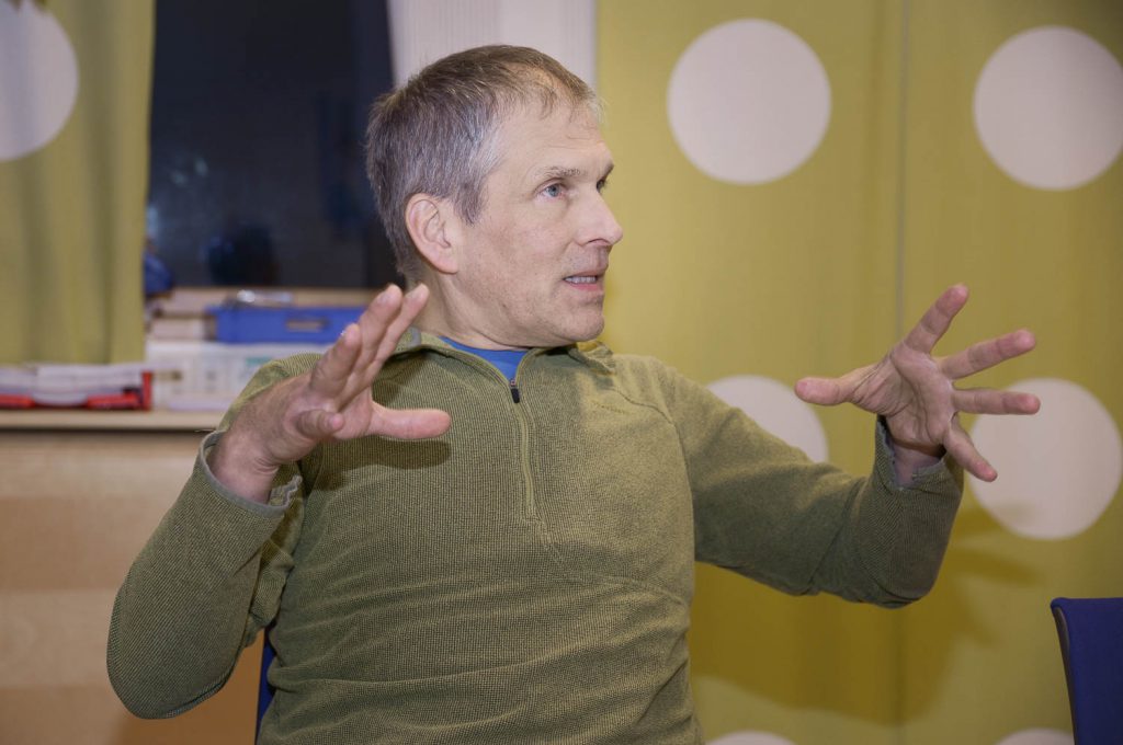 En mann i grønn skjorte