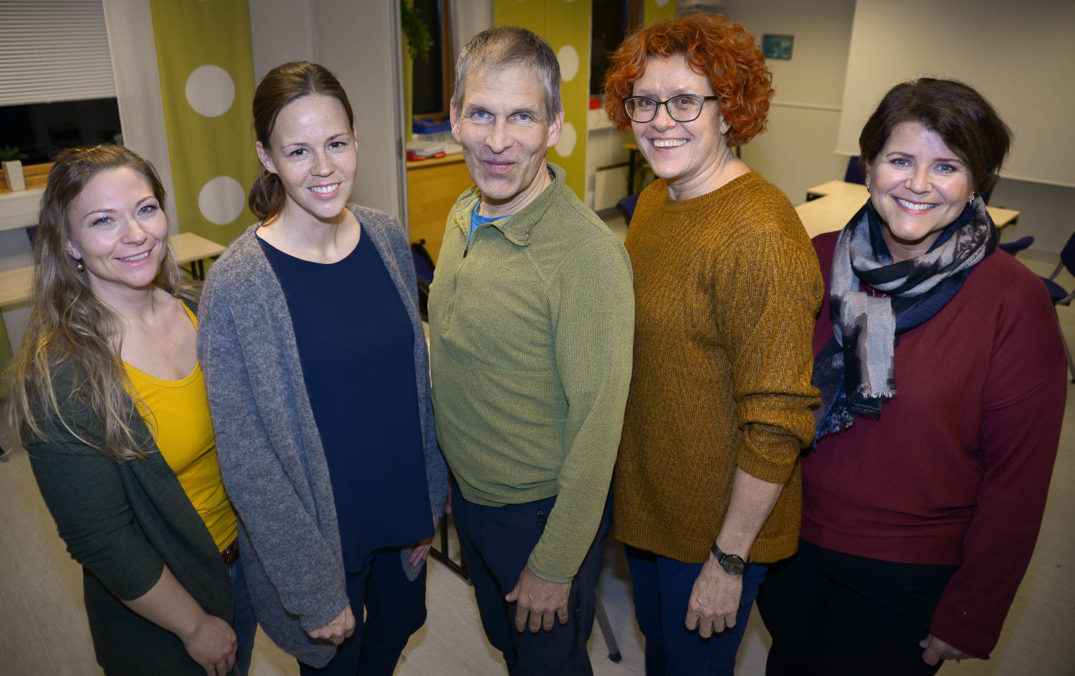 En gruppe mennesker som poserer for et bilde